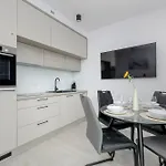Modern With Balcony And Parking By Renters Appartement