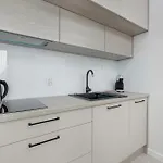 Modern With Balcony And Parking By Renters