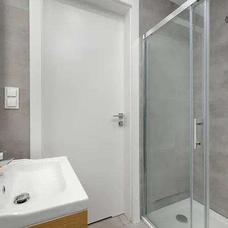 Modern With Balcony And Parking By Renters Apartment