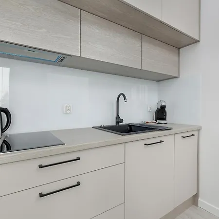 Modern With Balcony And Parking By Renters