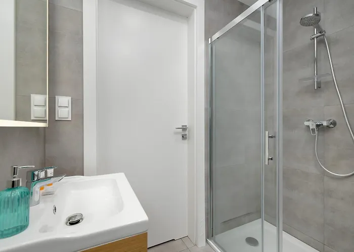 Modern With Balcony And Parking By Renters Apartman