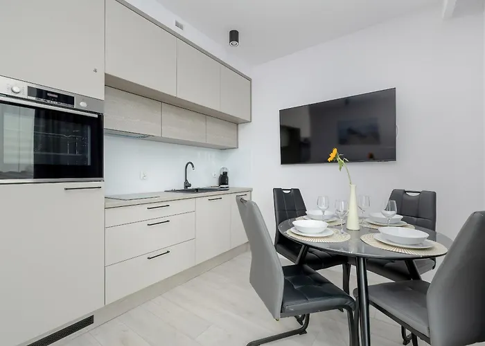 Modern With Balcony And Parking By Renters Apartman