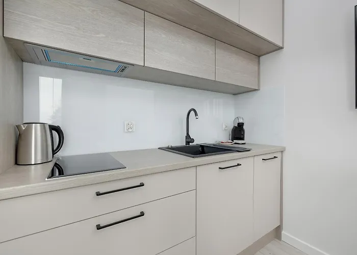 Modern With Balcony And Parking By Renters